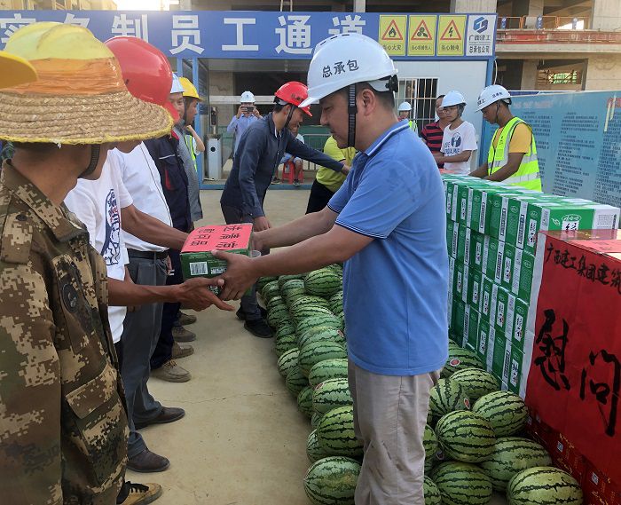 發(fā)放清涼物資。盧瑞陽(yáng) 攝.JPG