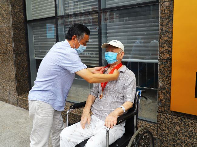 汪啟來(lái)為張建黨佩戴“光榮在黨50年”紀念章（修圖）.jpg